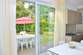 Lovely flat with private garden next to the beach
